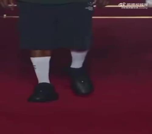 哈登走秀你们见过吗这个样子未免也太笨重了！