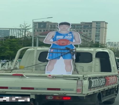 震惊！网友发现杨瀚森在青岛街头被绑架了