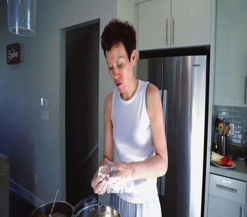 球迷调侃：杨瀚森妈妈真不爱笑啊就没见过他笑过