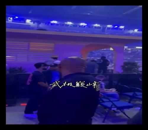 詹姆斯现身坏兔子演唱会引起轰动！现场响起MVP喊声！