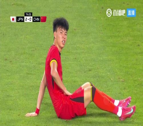 王钰栋受伤被换下！董路：他这么踢，确实是过度使用了