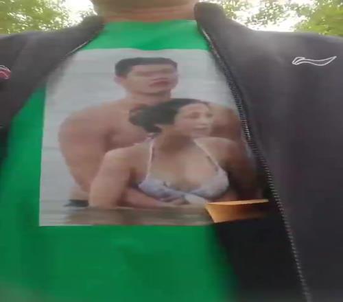 去年季后赛，辽宁球迷自制助威T恤，上面是朱芳雨的不雅照片！