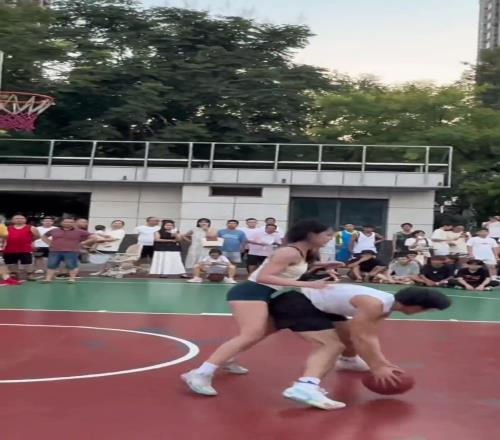 校园1v1篮球单挑男生很认真女生不矫情这样就很好！