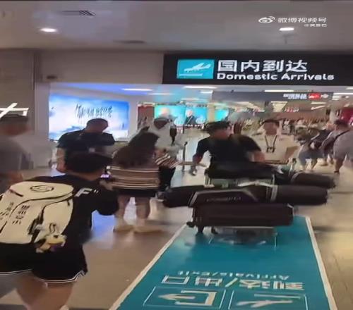 人气真的高啊！里夫斯抵达厦门，球迷早早等候接机