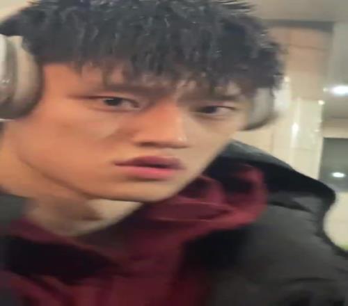 曾凡博此前给球迷签名，女粉丝：啊啊啊，见到真人了，帅死我了
