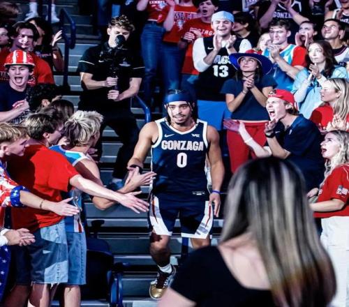 试训20支球队，落选，成为NBA新秀助攻王