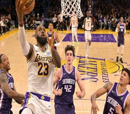 巅峰期仍然在，詹姆斯在湖人125101国王的比赛中创职业生涯新高