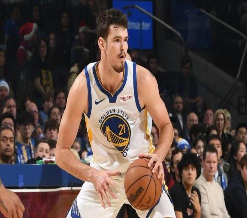 最近一段时间的状态惨不忍睹！勇士内线新星会跌出先发阵容吗