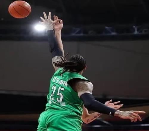 赶紧换人！辽篮内线大将日薄西山篮球比赛得1分不容易