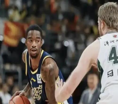 你们要的画面！萨姆纳遭蛋糕突袭球迷调侃被广东队友隔扣