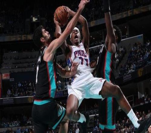 恩比德马克西合砍68分埃奇库姆准绝杀76人加时胜灰熊