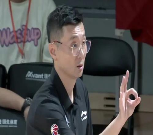 胜广州发布会！刘炜赞篮板与助攻，强调赛程艰难，阿不都总结不足