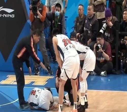 广东31分惨负北京被终结8连胜引热议徐杰伤情未定曾凡博强势回归