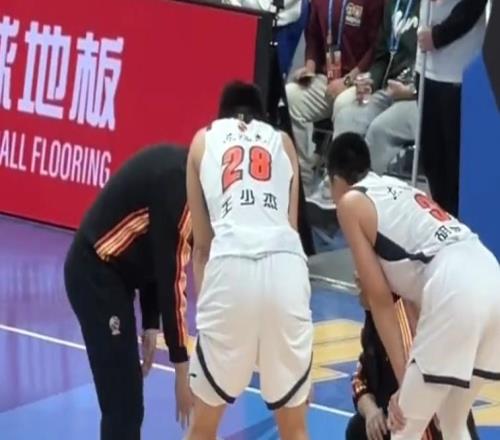 惨烈！徐杰被周琦误伤倒地不起：左膝反关节触目惊心球迷祈祷