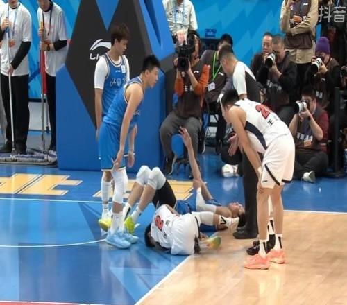 愿无大碍！周琦倒地时冲撞到徐杰膝盖，后者被队友背下球场