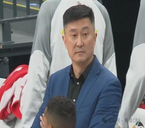 广东男篮31分惨败，北京男篮大胜，曾凡博赛季首秀18分，徐杰重伤