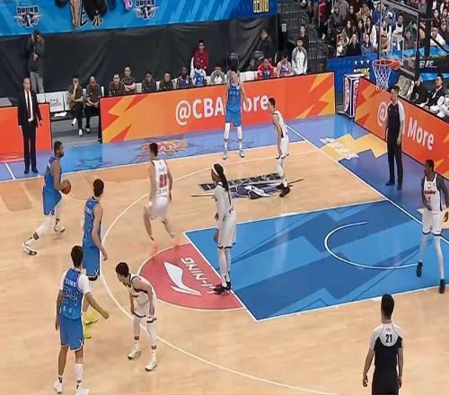 广东被北京胖揍！胡明轩送温暖徐杰受伤离场萨姆纳强势输出