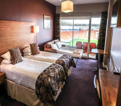 太阳报：一名球迷订布莱克浦观赛房，比赛时却被要求拉上窗帘