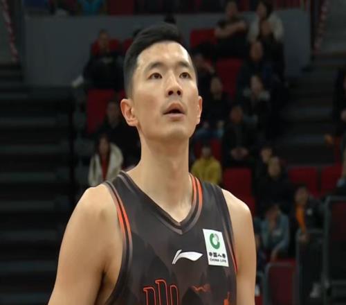 山东男篮完胜新疆，克里斯得分创新高，陈林坚展现冷面射手本色