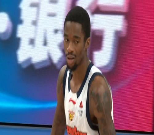 广东男篮溃败！谁注意到这个镜头，赵睿太暖心，深夜徐杰伤情公布