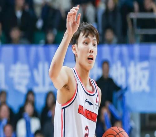 曝徐杰回酒店视频！脚踝无护具，开玩笑安抚球迷“下场继续打”！