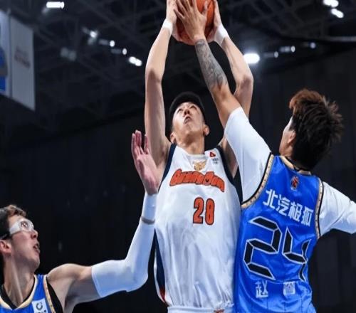 三主力全被虐了！萨林杰+王少杰遇高内线就吃瘪，胡明轩副作用！