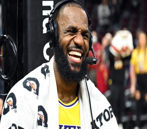 记者：詹姆斯曾在去年休赛期联系了独行侠、勇士、快船和骑士