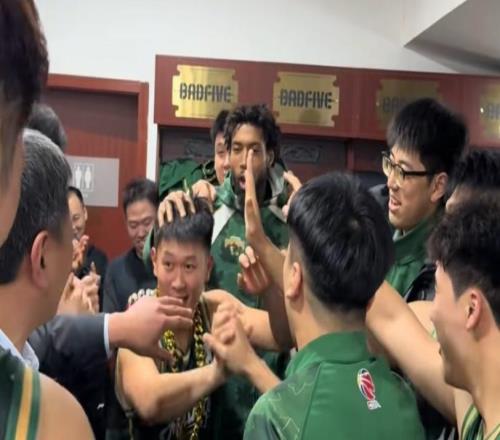 胜吉林更衣室！王世龙爆赞邬挺嘉+姜贺送奖项，郭昊文得最佳投手