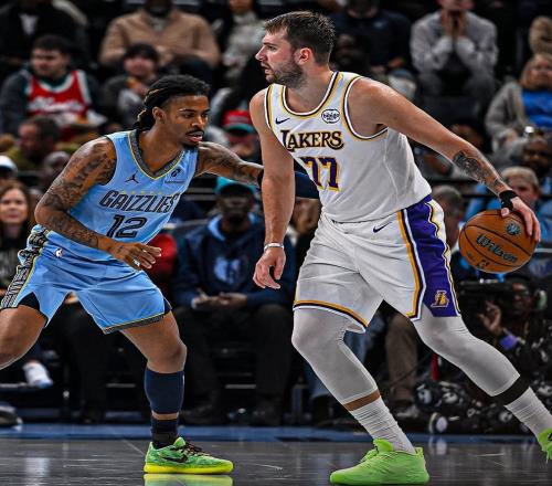 詹姆斯17+6+3，湖人半场领先6分，看数据：头号功臣是他！