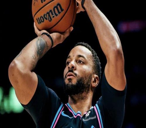 6人上双仍被打爆！鲍威尔21分难救主，爱德华兹三分纪录闹乌龙