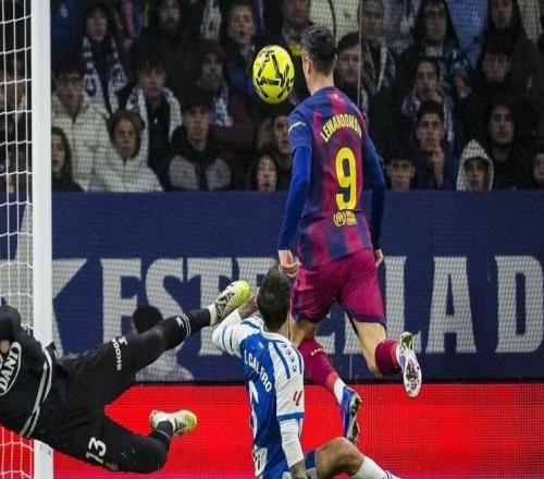 世体：尽管知道需合理分配体能，但莱万不会放弃争夺中锋位置