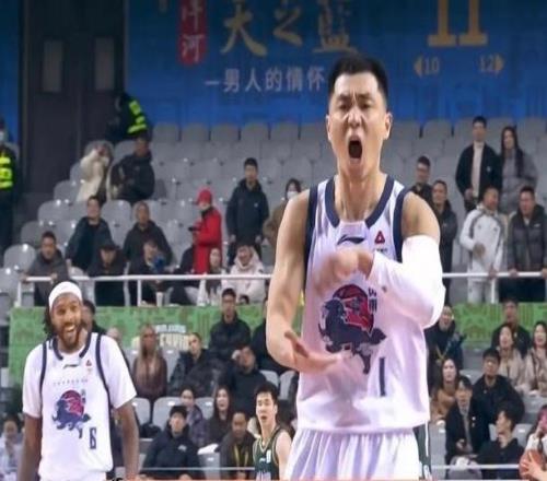 CBA名场面！山东工作人员对着裁判疯狂打脸高诗岩评论“最牛逼”