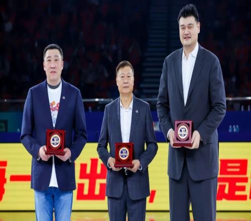 【迎潮而立】30岁生日夜！上海男篮大胜卫冕冠军，豪取联赛七连胜！