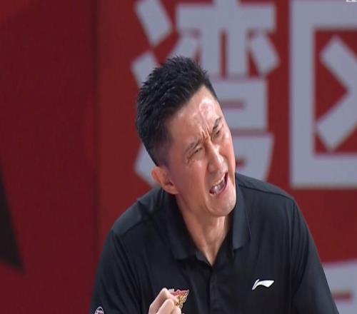 裁判精准判罚赛后却被杜锋追骂！一幕还原真相，看出广东输球输人