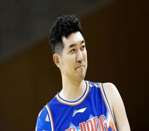 首发上吴冠希，首节就落后18分，代理主教练姜正秀赛后才知道后悔