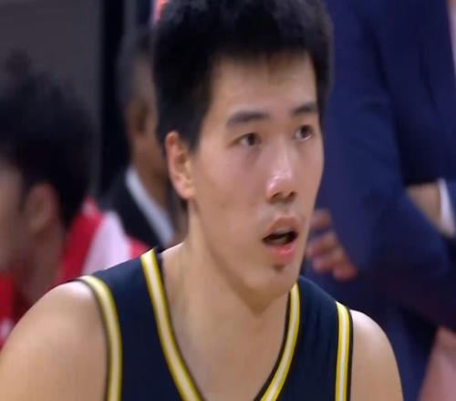 广东上半场4950深圳！胡明轩0分，焦泊乔10分，奎因轰14+5