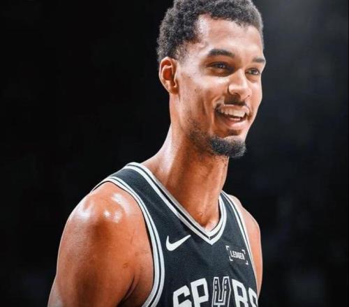 火线复出，差点坏事，得亏文班来了中国！