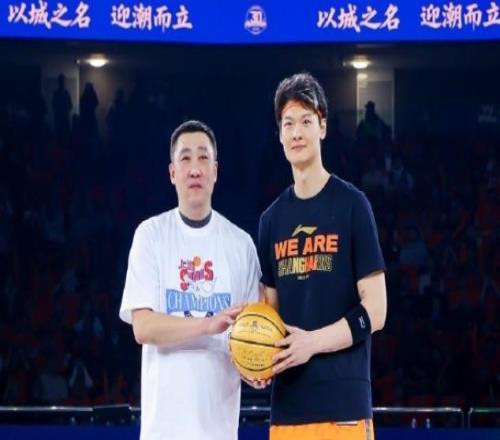 23分钟11中10轰21+8！王哲林打出赛季最强一战上海八连胜稳头名