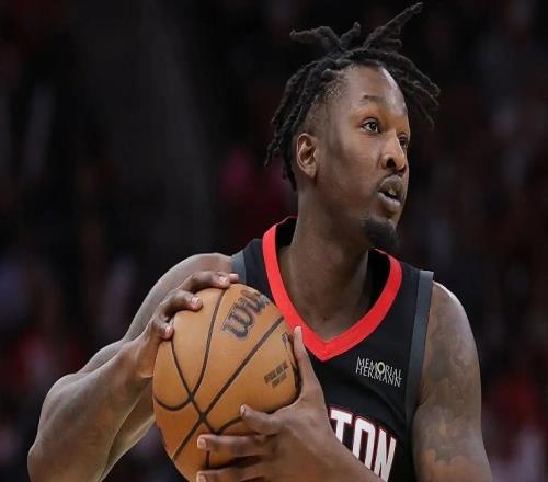 付出1300万美元签下三旬老将，结果火箭是让他到球队来打酱油的