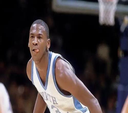 乔丹大学平平无奇，场均只有17.7分，为什么到了NBA就大杀四方