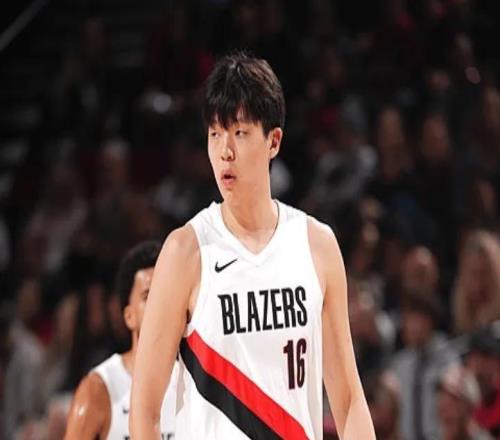 杨瀚森半场连打10分钟！防守+体能蜕变，组织亮眼，对史密斯不虚