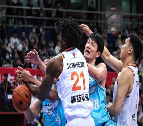 内线缺人，青岛男篮73比90负上海，主场两连败，约瑟夫杨空砍31分