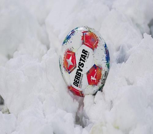 官方：因球场积雪结冰严重，圣保利vs莱比锡的比赛延期