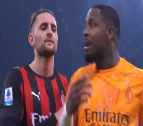 对补时阶段点球的判罚十分不满，迈尼昂比赛结束后爆粗骂裁判