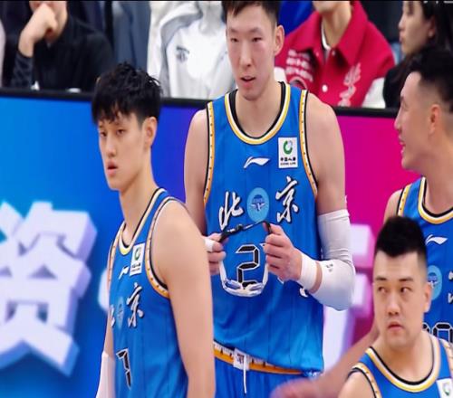 一打强队就脚软！北京王牌锋线成背景板，球迷：就这还想打NBA