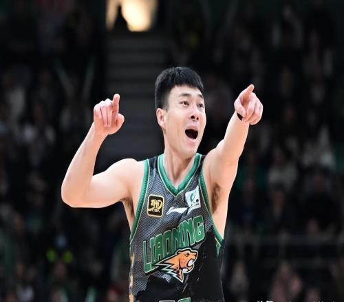 CBA最耀眼的新星“宠老六”，昨晚在比赛中，被鄢手骐打懵了