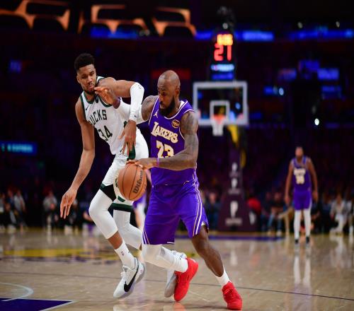 湖人13胜0负金身被破！41岁老詹26+9+10燃尽东契奇6犯暴露3问题