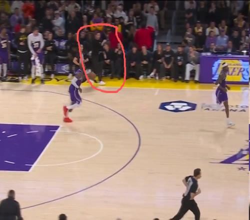 詹姆斯最后一攻询问雷迪克是否暂停后者：直接打！最终失误输球