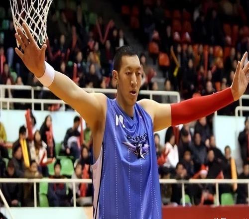 他是姚明前队友，因伤病缺钱治疗瘫痪在床，靠70岁母亲拾荒生活