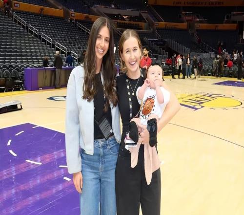 里弗斯一家近照，27岁爆发，场均26分6助锁定亿元合同，娇妻很美